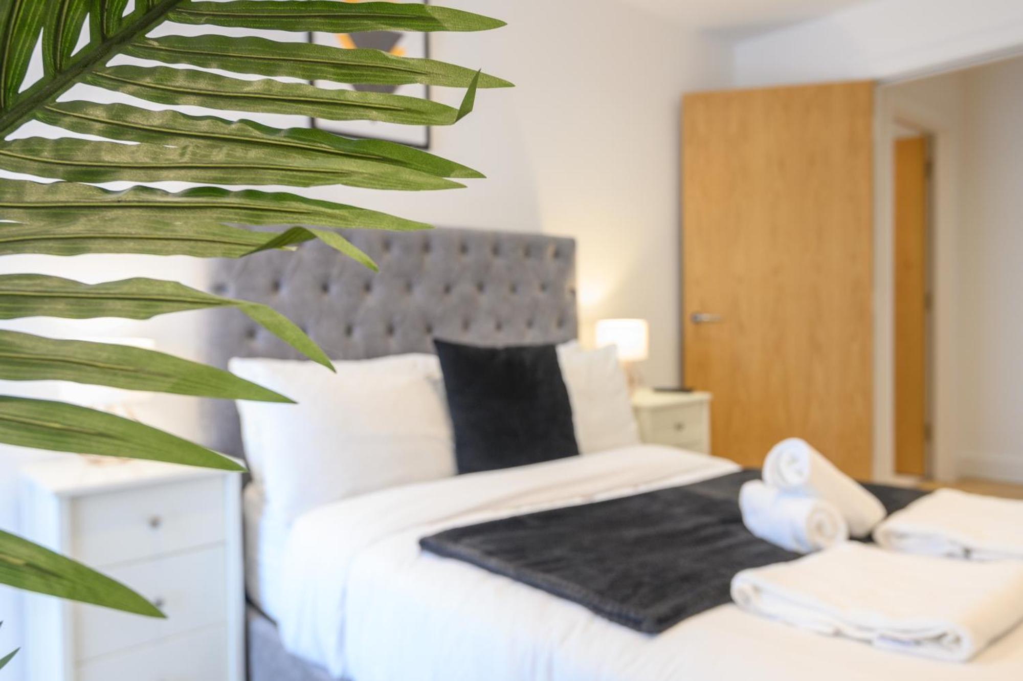 Luxury 3-bed, 3-bath Penthouse - Leeds Centre - Underground Parking Apartment