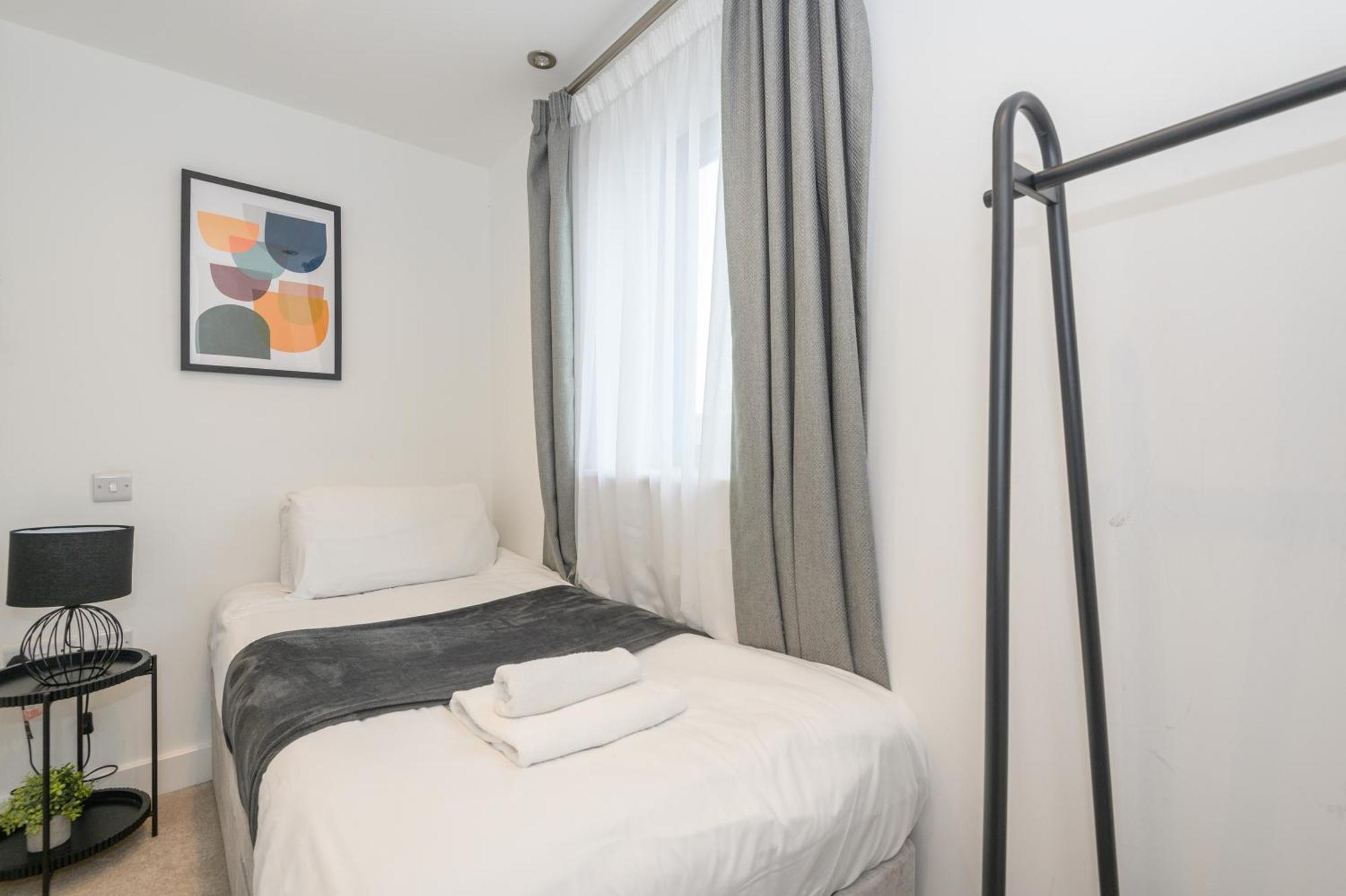 Luxury 3-bed, 3-bath Penthouse - Leeds Centre - Underground Parking Apartment *
