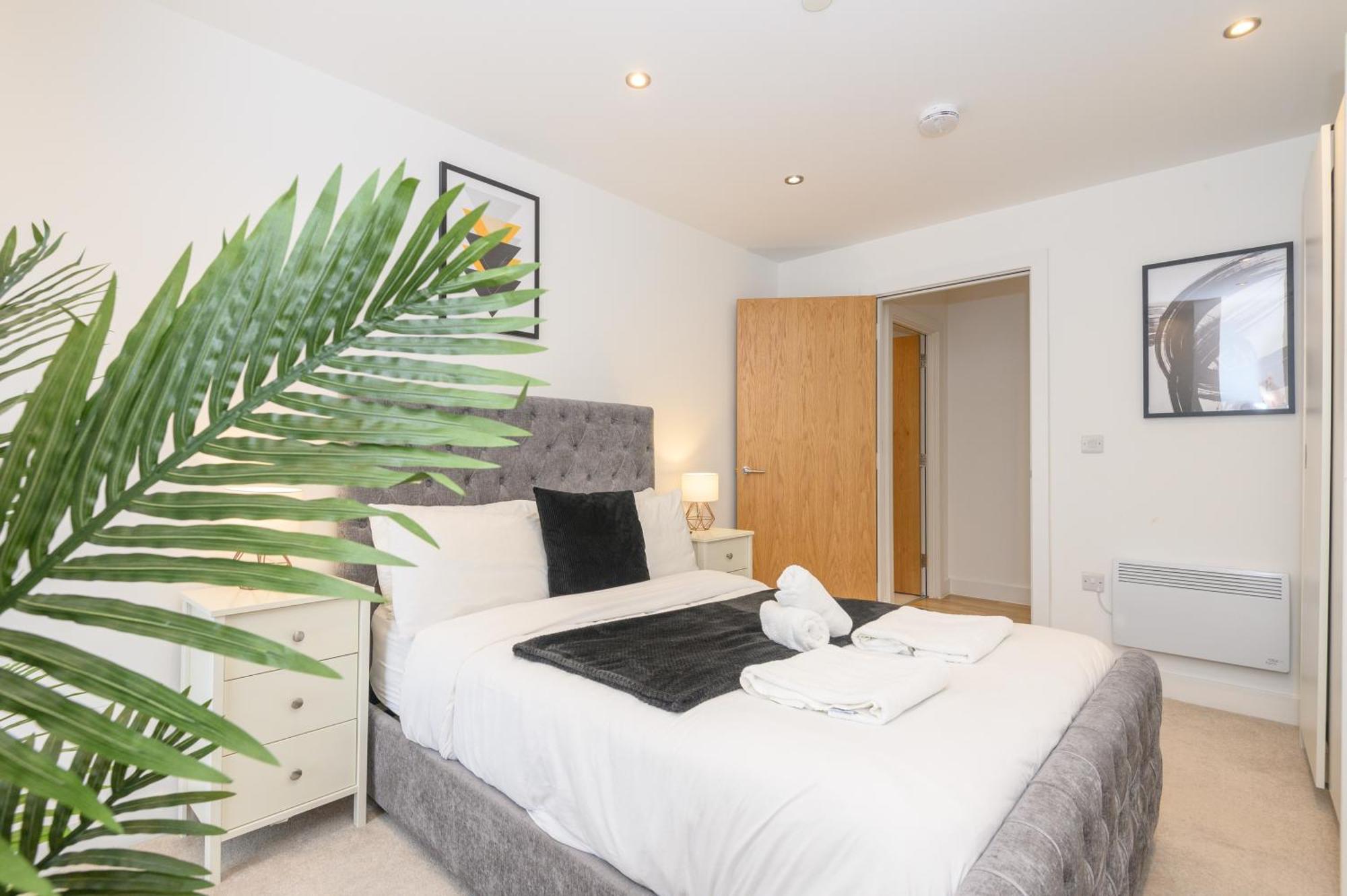 Luxury 3-bed, 3-bath Penthouse - Leeds Centre - Underground Parking Leeds (West Yorkshire)