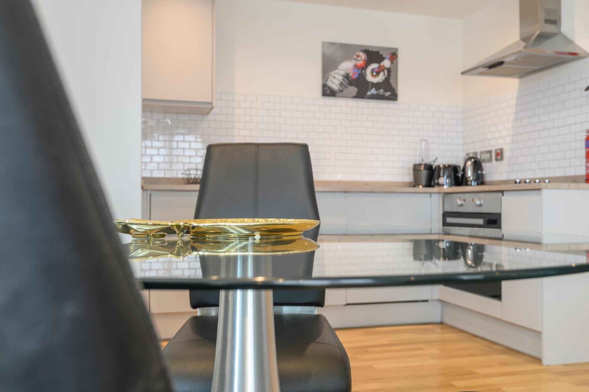 Luxury 3-bed, 3-bath Penthouse - Leeds Centre - Underground Parking