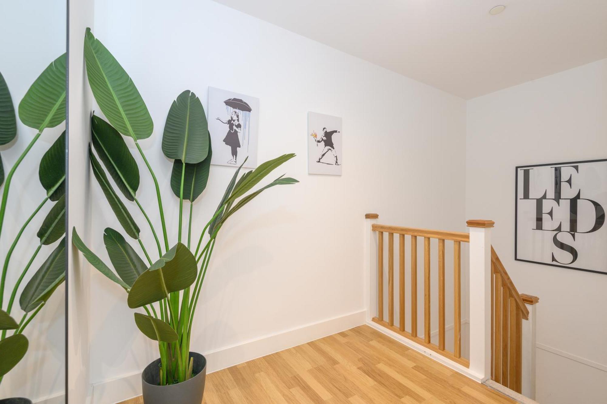 Luxury 3-bed, 3-bath Penthouse - Leeds Centre - Underground Parking Apartment *