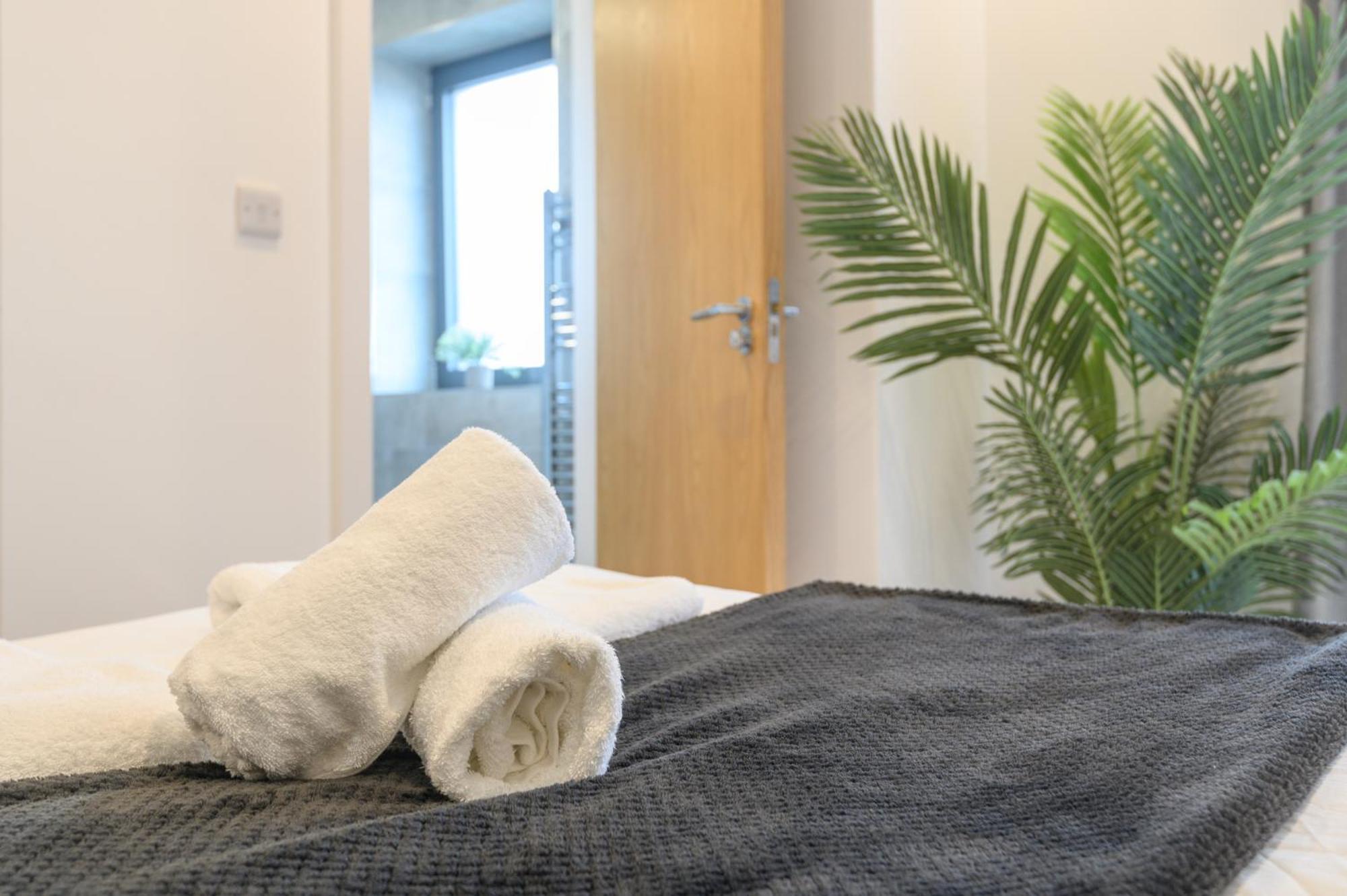 Luxury 3-bed, 3-bath Penthouse - Leeds Centre - Underground Parking *
