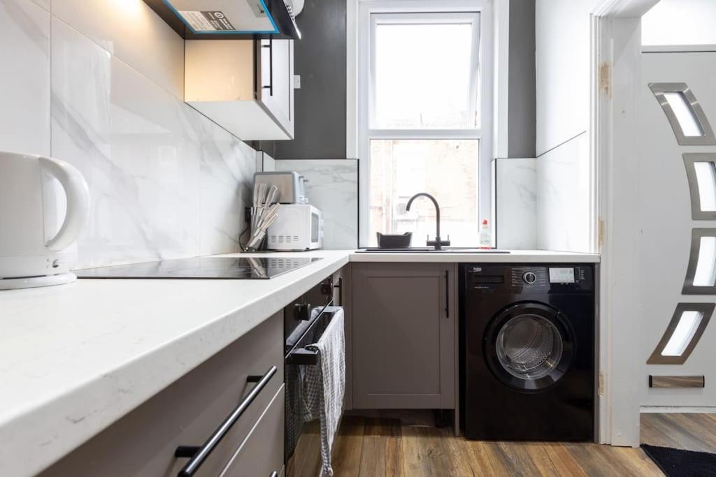 4 Bed House- Near Leeds City- Group Stays, Fits 10 Apartment Leeds (West Yorkshire)