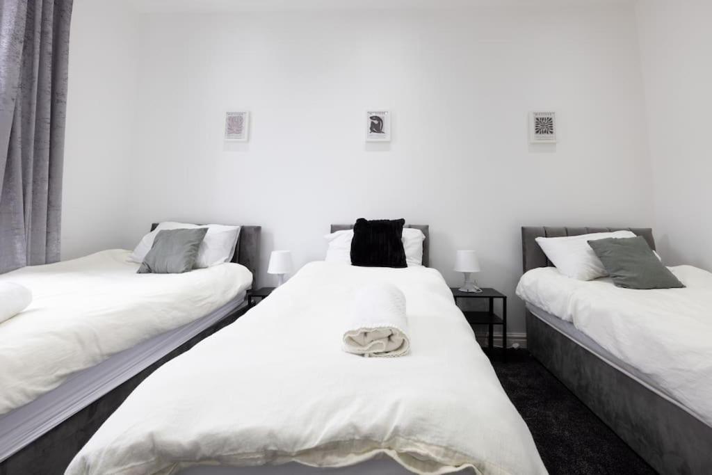 Apartment 4 Bed House- Near Leeds City- Group Stays, Fits 10 Leeds (West Yorkshire)