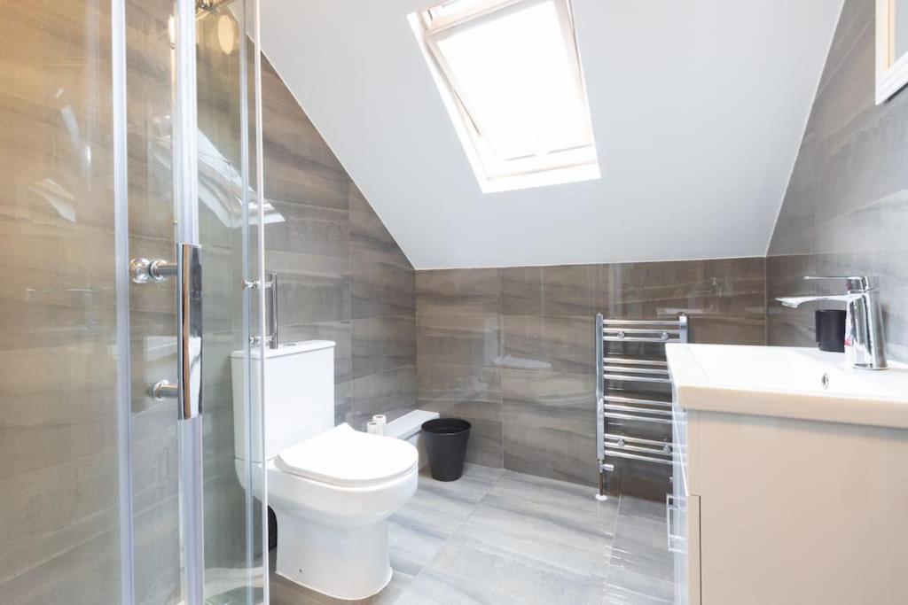 4 Bed House- Near Leeds City- Group Stays, Fits 10 *