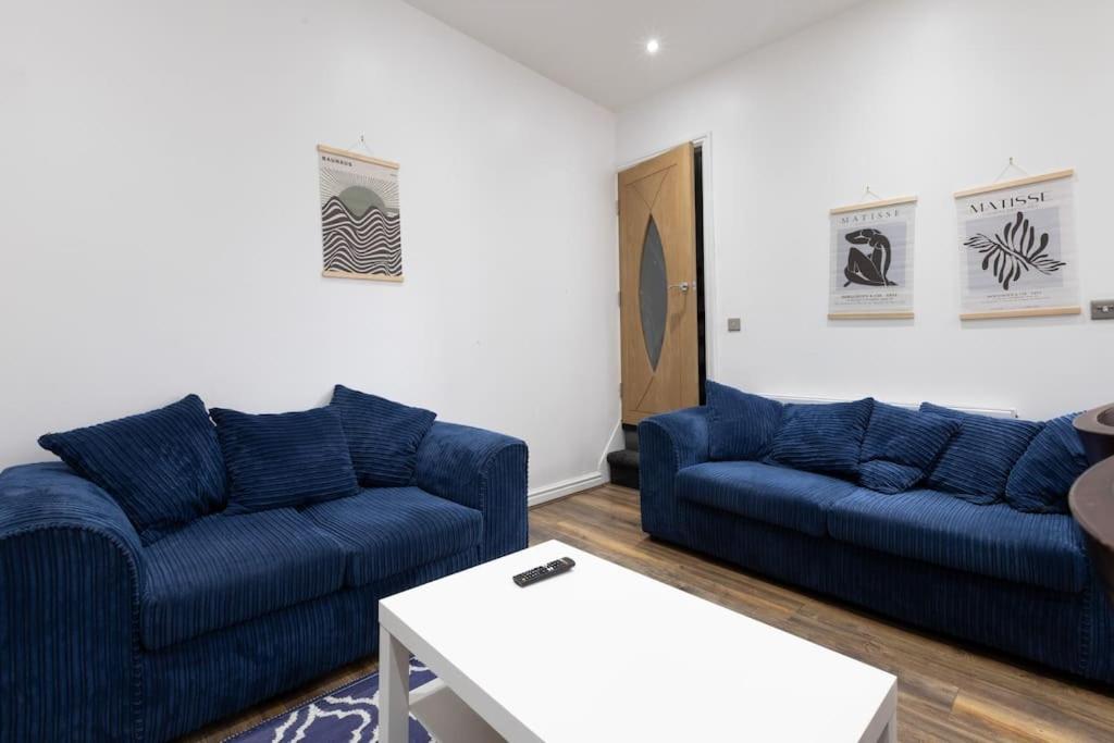 4 Bed House- Near Leeds City- Group Stays, Fits 10