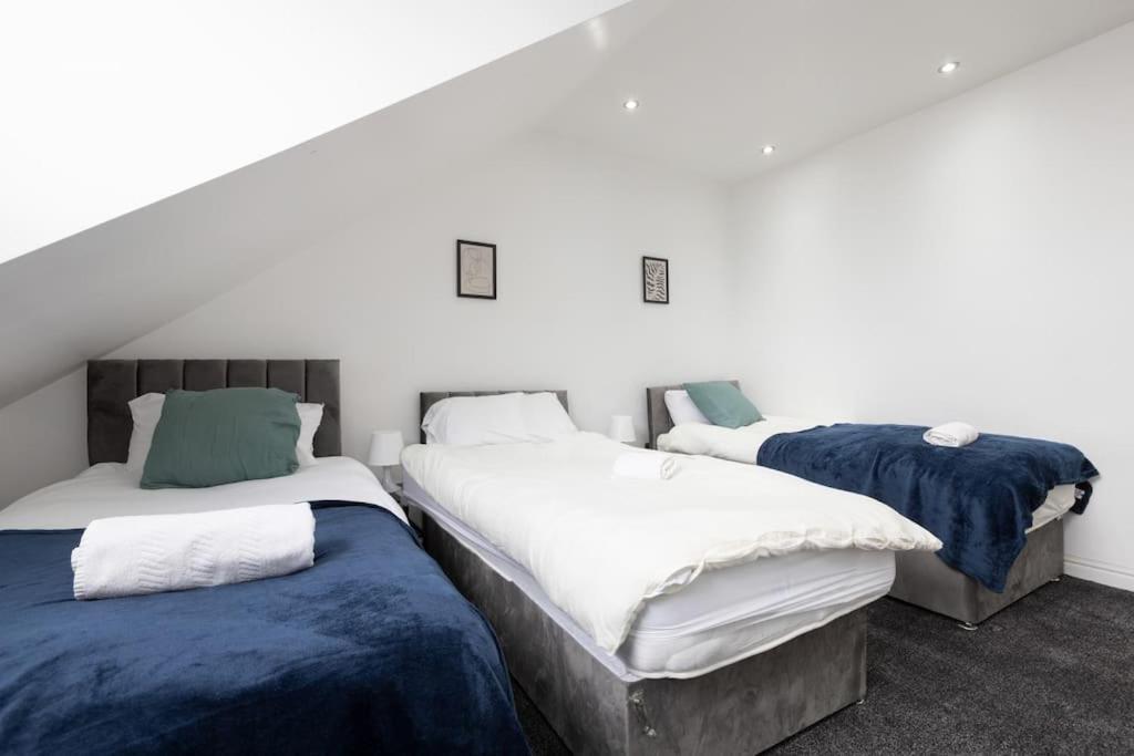 4 Bed House- Near Leeds City- Group Stays, Fits 10 Apartment