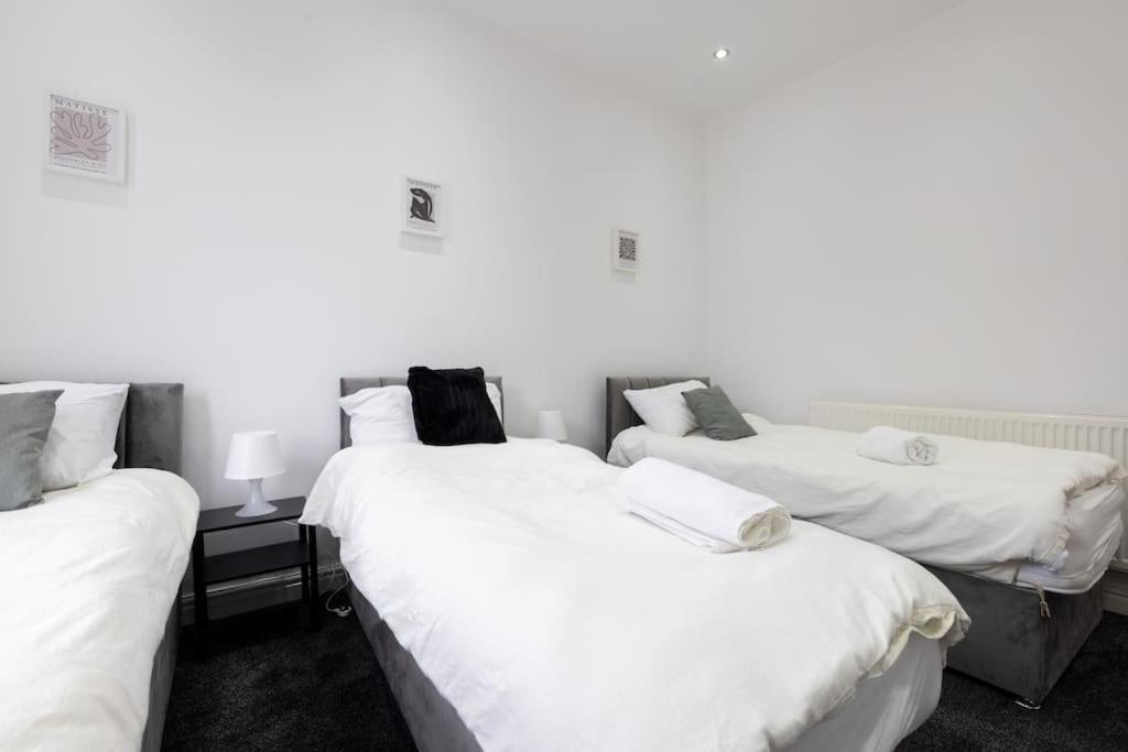4 Bed House- Near Leeds City- Group Stays, Fits 10 Apartment *