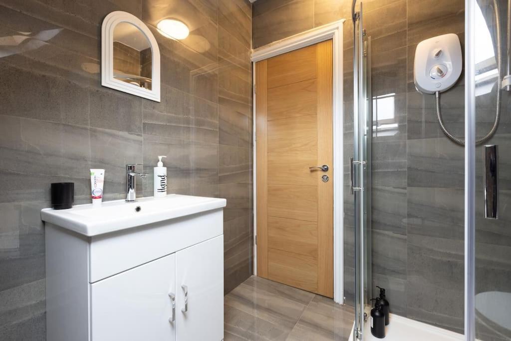 Apartment 4 Bed House- Near Leeds City- Group Stays, Fits 10 *