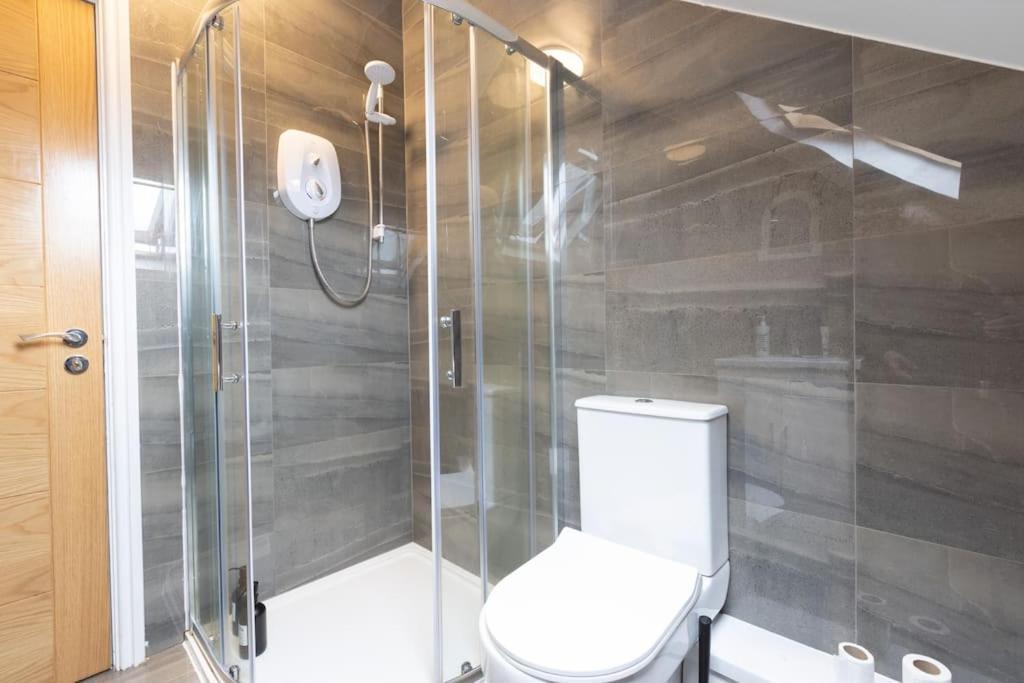 Apartment 4 Bed House- Near Leeds City- Group Stays, Fits 10 Leeds (West Yorkshire)