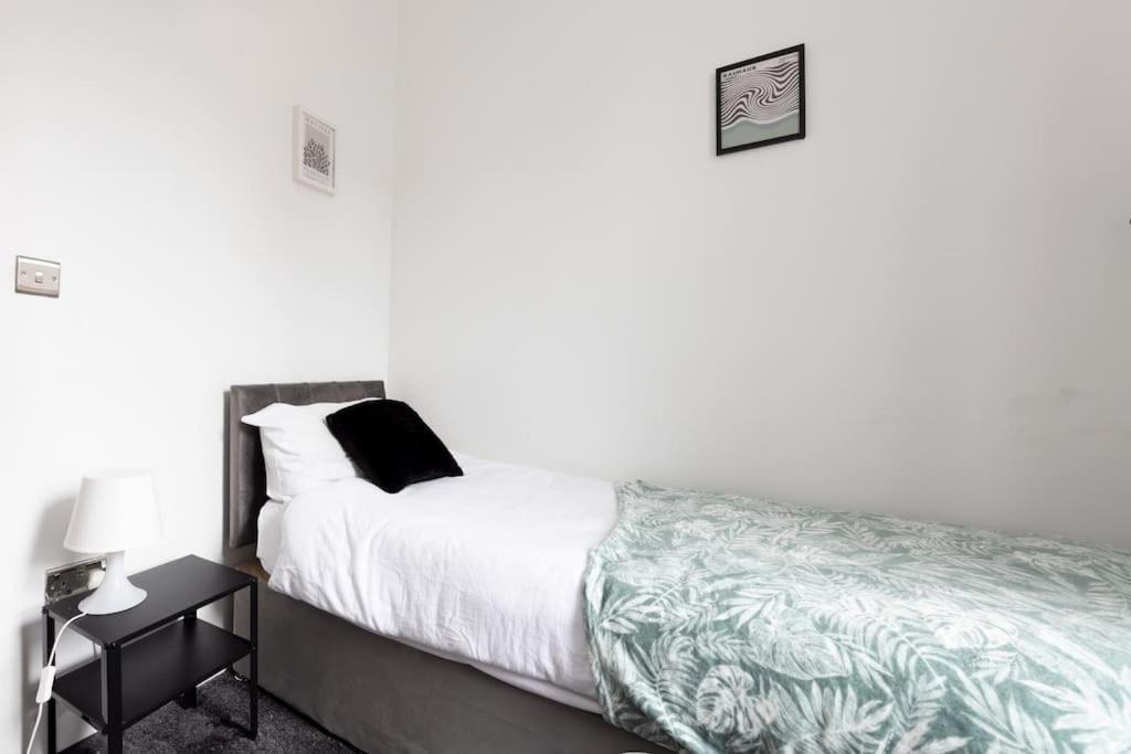 4 Bed House- Near Leeds City- Group Stays, Fits 10 * Leeds (West Yorkshire)
