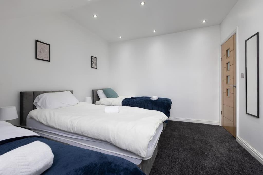 4 Bed House- Near Leeds City- Group Stays, Fits 10 Apartment *