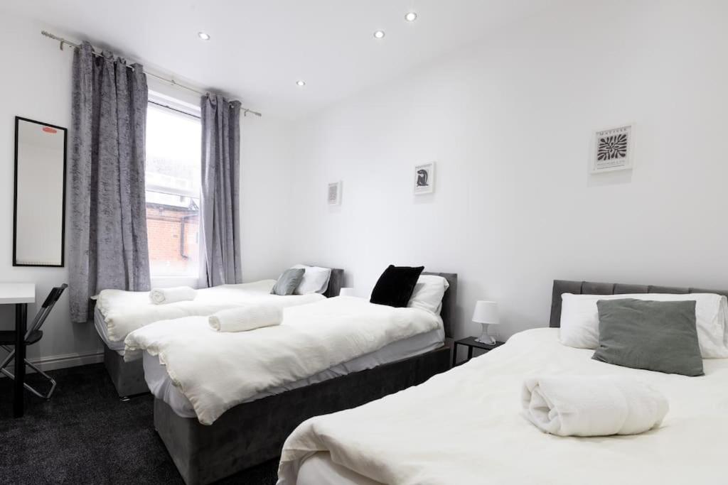 4 Bed House- Near Leeds City- Group Stays, Fits 10 *