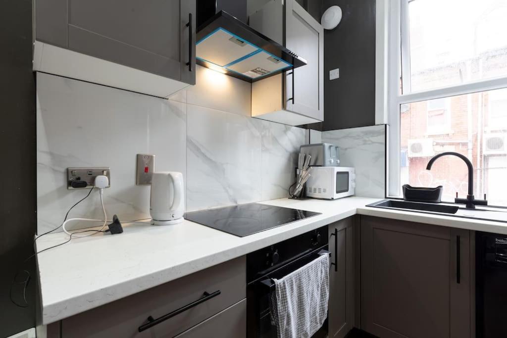 4 Bed House- Near Leeds City- Group Stays, Fits 10 Leeds (West Yorkshire)