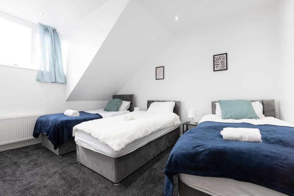 4 Bed House- Near Leeds City- Group Stays, Fits 10 * Leeds (West Yorkshire)