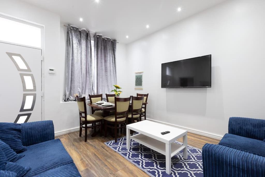 4 Bed House- Near Leeds City- Group Stays, Fits 10 Apartment