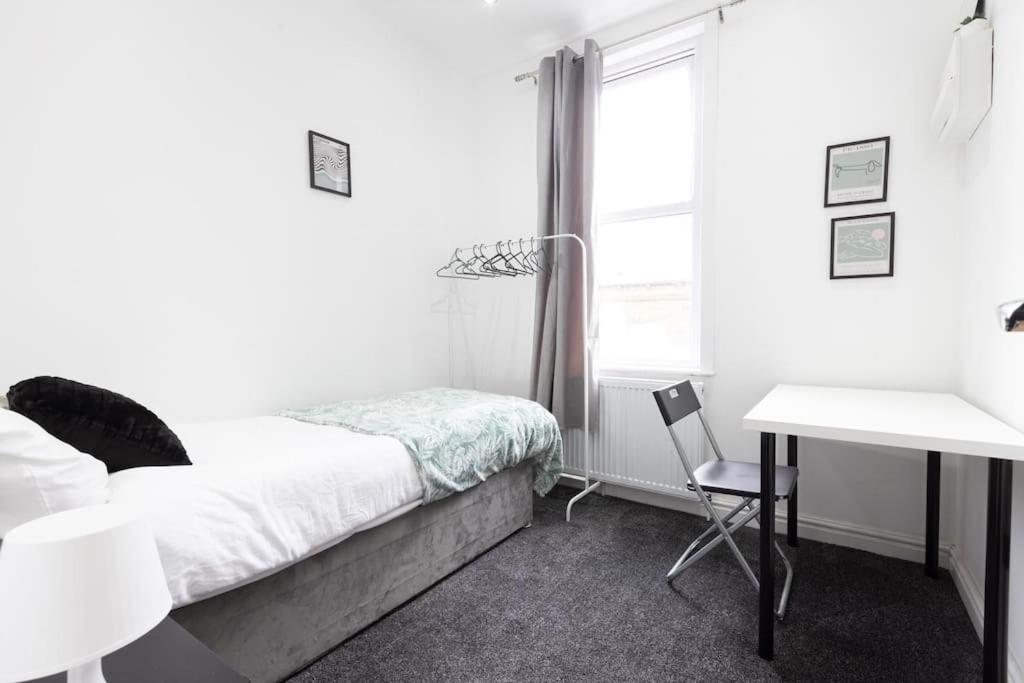 4 Bed House- Near Leeds City- Group Stays, Fits 10 Leeds (West Yorkshire)