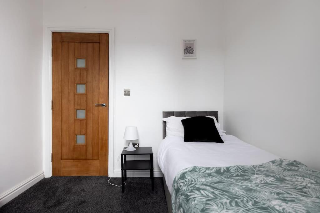 4 Bed House- Near Leeds City- Group Stays, Fits 10 * Leeds (West Yorkshire)