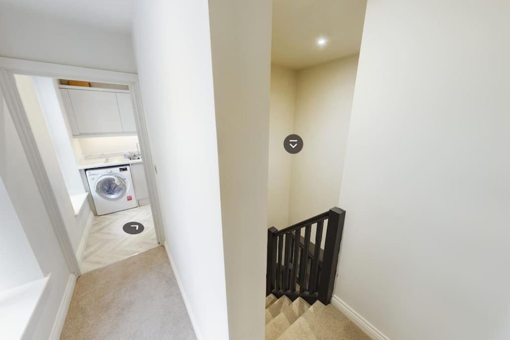 Luxury 2-Bedroom Penthouse With Stunning Views And Parking - Leeds City Centre Apartment *