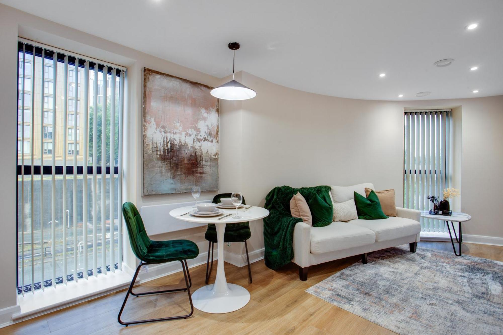 Modern Center Oasis With Lush Decor Ideal For Business Or Leisure *