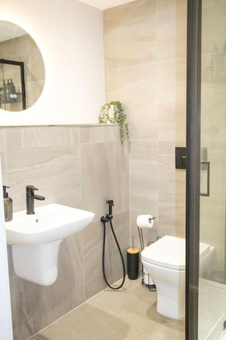 Cosy 1 Bed In Leeds Free Netlfix And Sky Tv And Coffee Machine Apartment *