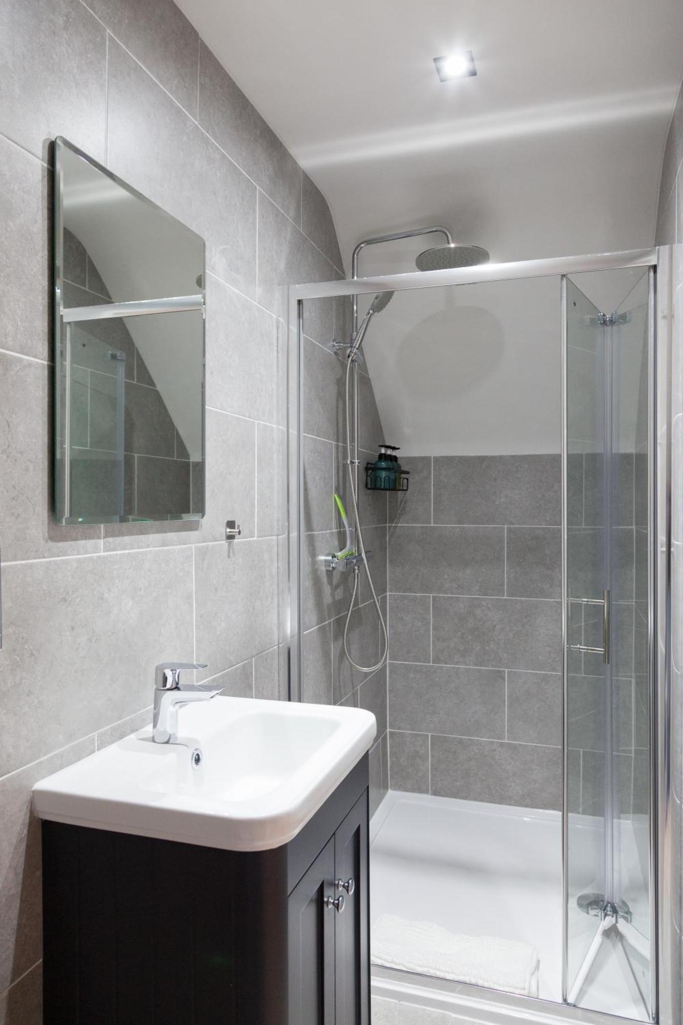 2-3 Bedroom Apartment- Long Term Rates- Contractors-professionals *
