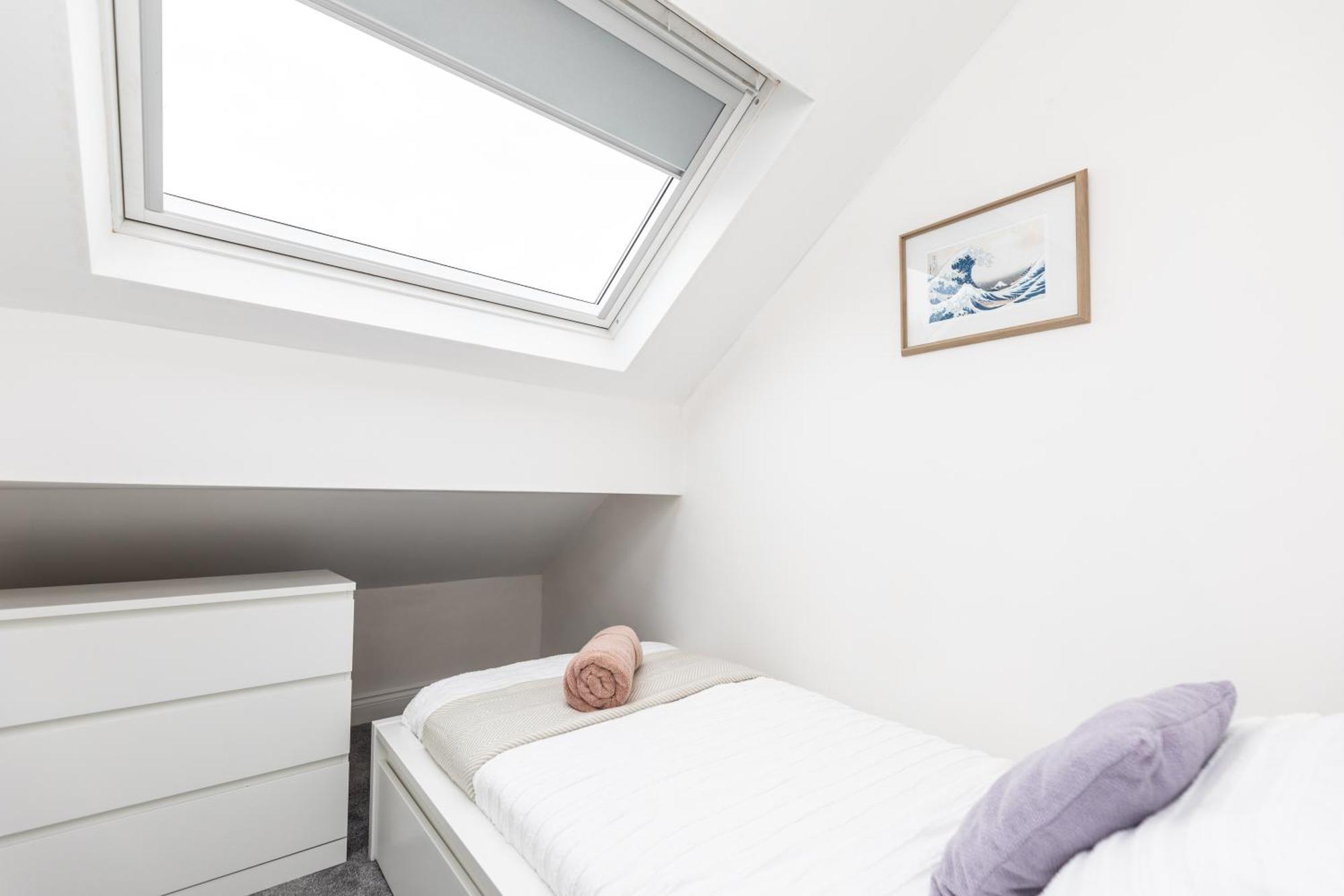 Stylish & Cosy 2-bed In Vibrant Oakwood!