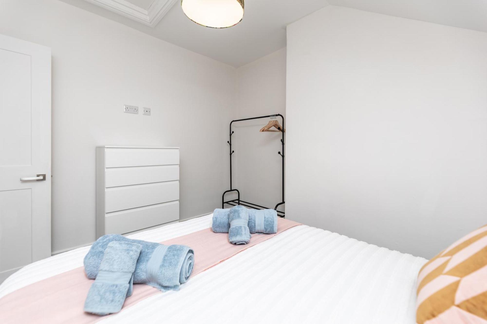Apartment Stylish & Cosy 2-bed In Vibrant Oakwood!