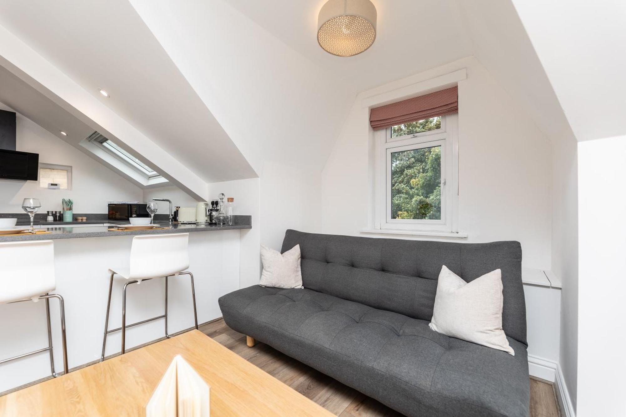 Stylish & Cosy 2-bed In Vibrant Oakwood! Apartment *