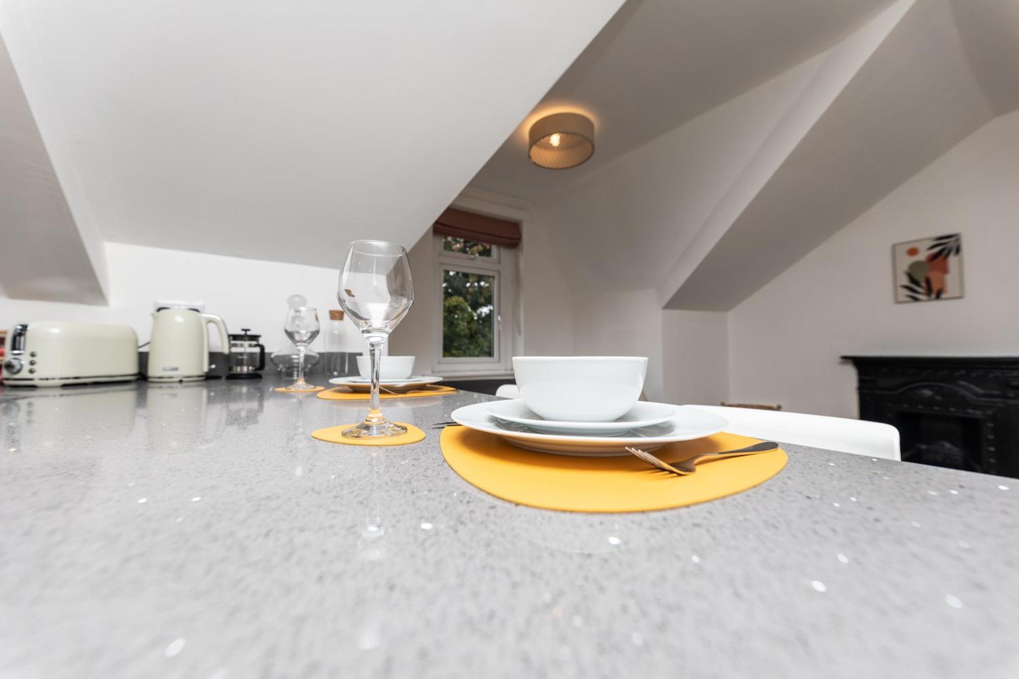 Apartment Stylish & Cosy 2-bed In Vibrant Oakwood! *