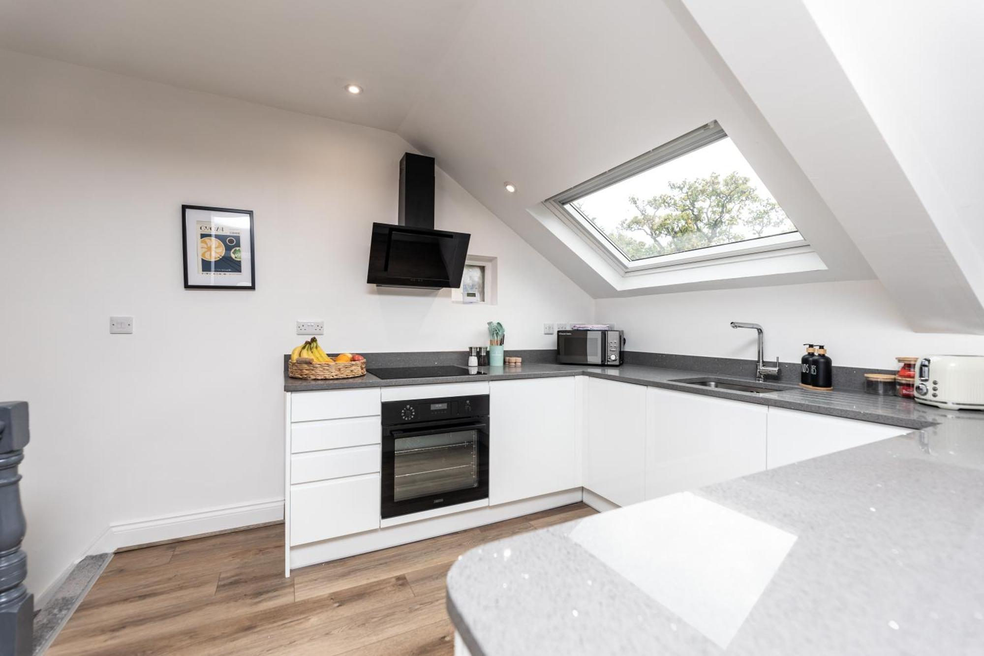 Stylish & Cosy 2-bed In Vibrant Oakwood! *