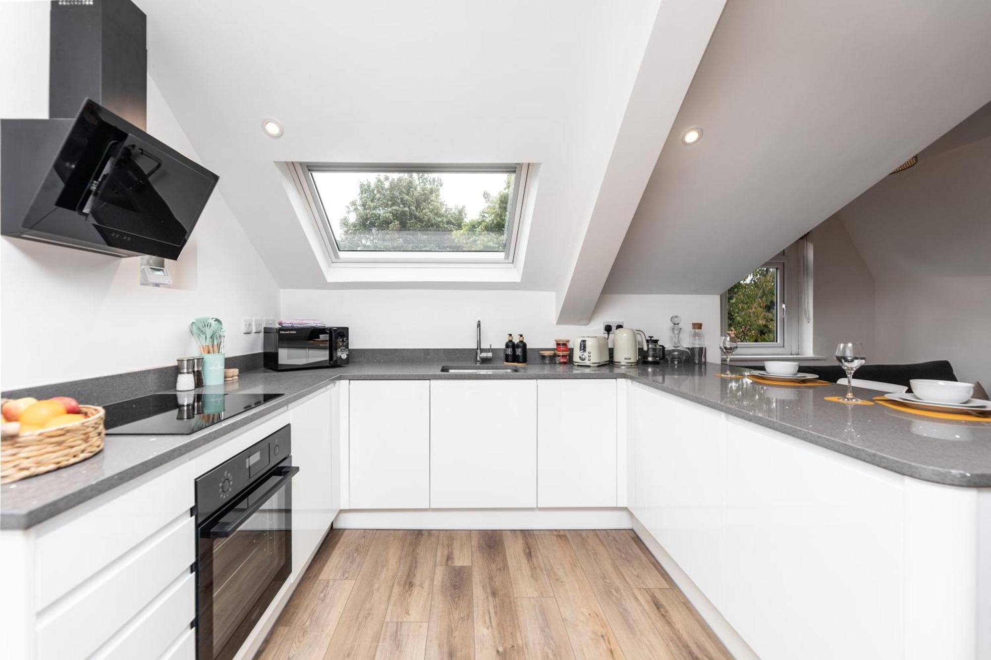 Stylish & Cosy 2-bed In Vibrant Oakwood!