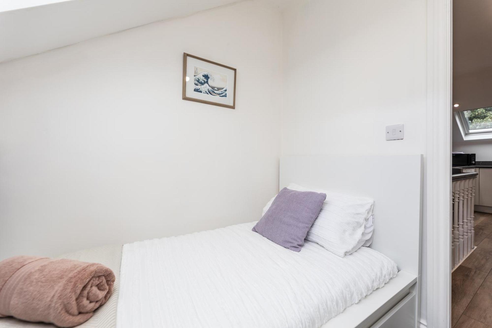 Stylish & Cosy 2-bed In Vibrant Oakwood! Apartment