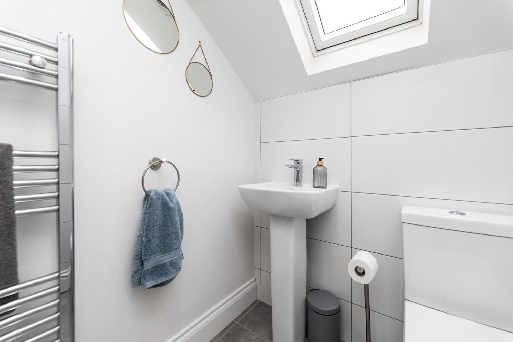 Stylish & Cosy 2-bed In Vibrant Oakwood!