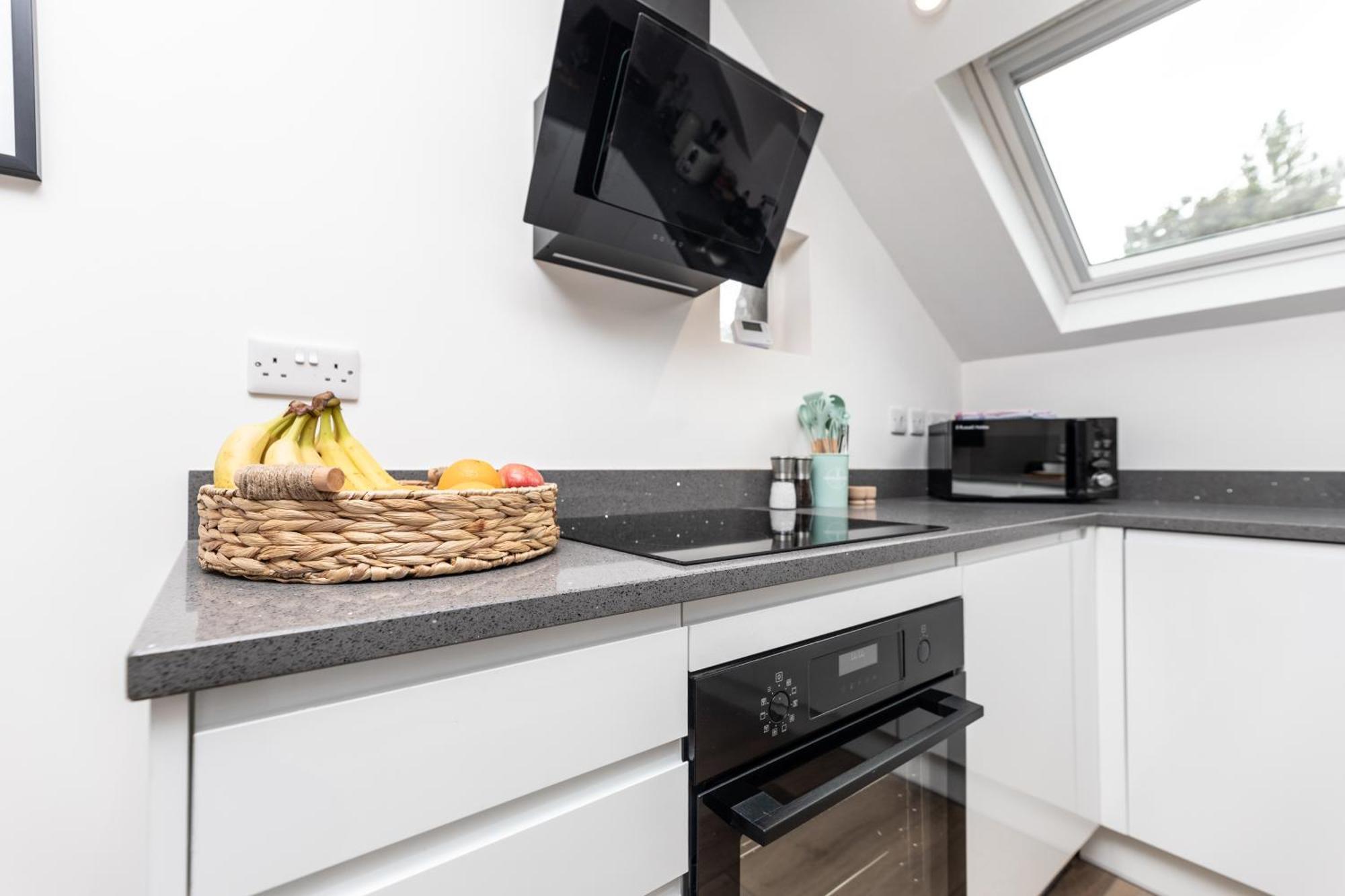 Stylish & Cosy 2-bed In Vibrant Oakwood! Apartment