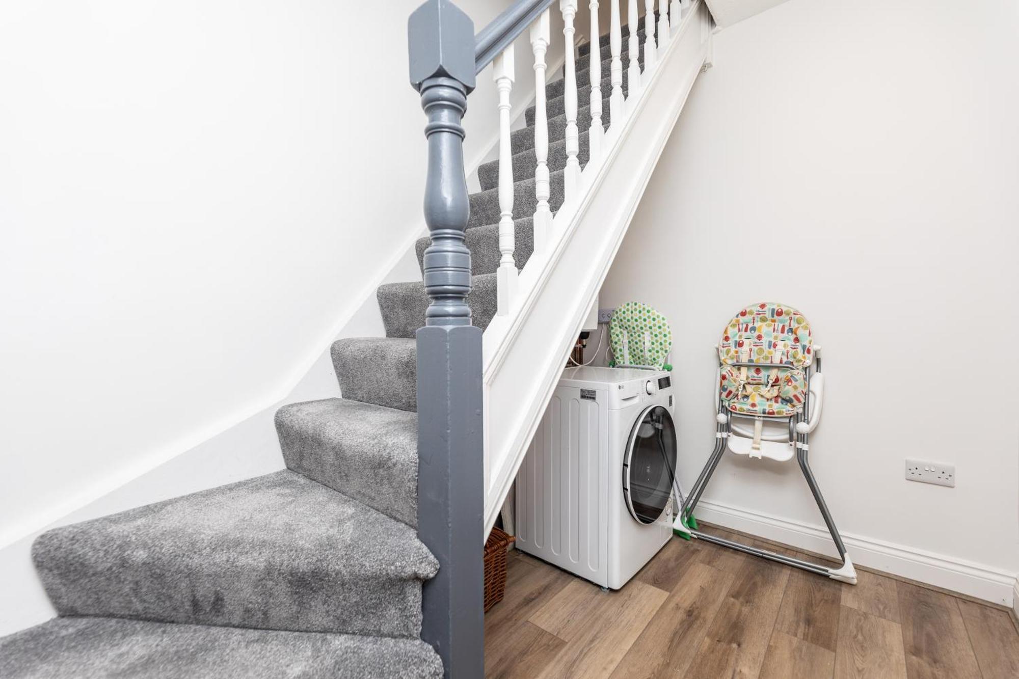 Stylish & Cosy 2-bed In Vibrant Oakwood! *