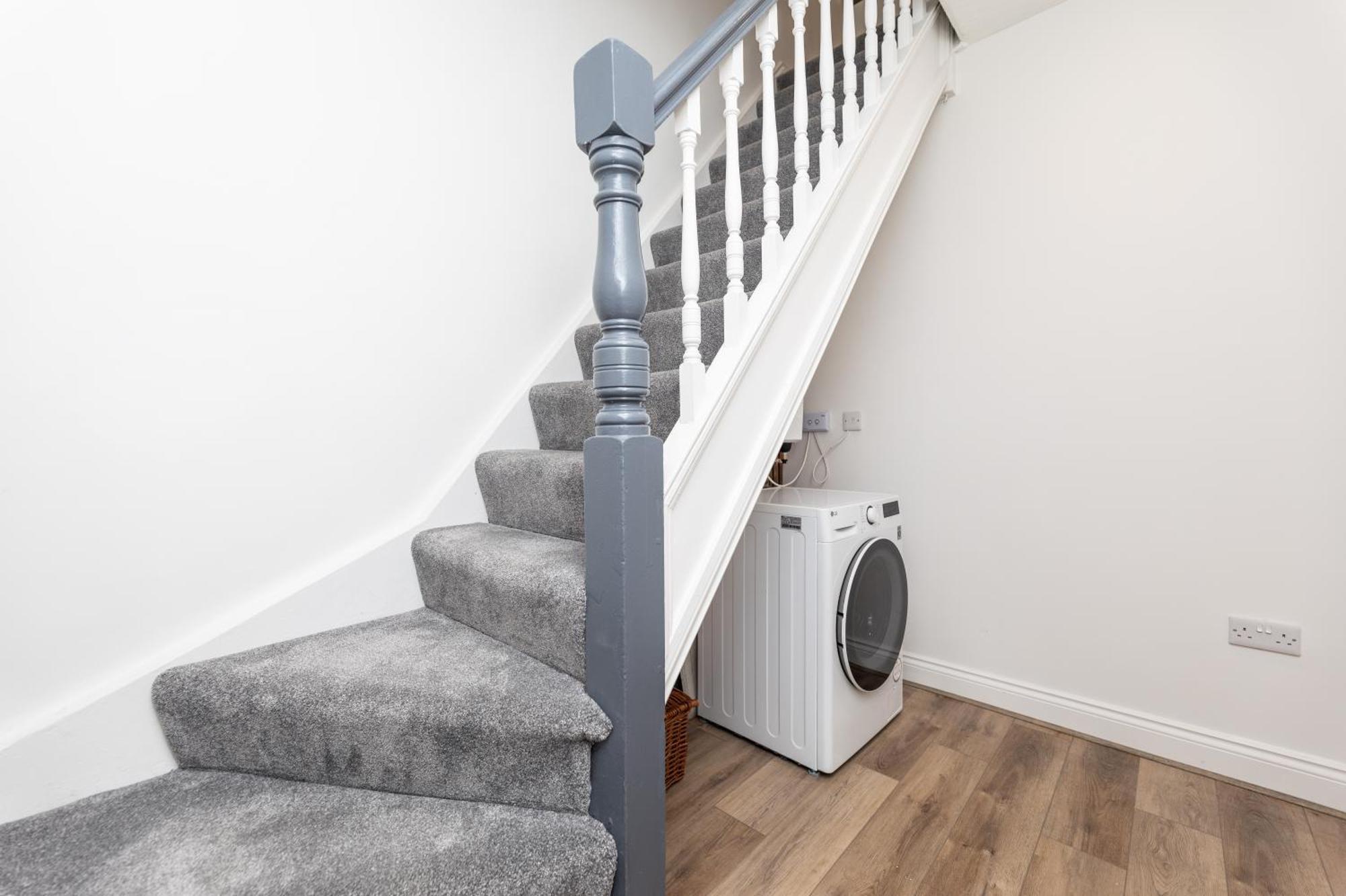Stylish & Cosy 2-bed In Vibrant Oakwood! *