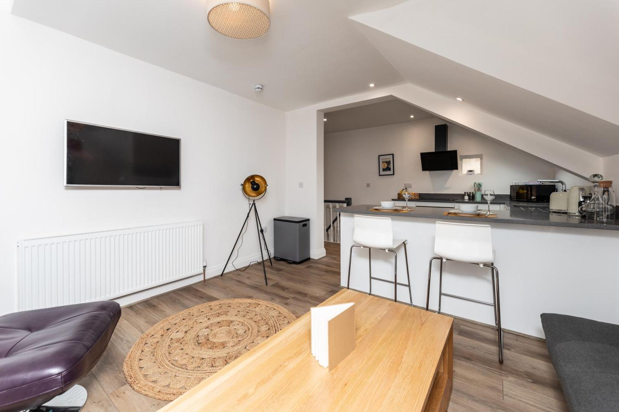 Stylish & Cosy 2-bed In Vibrant Oakwood! Apartment