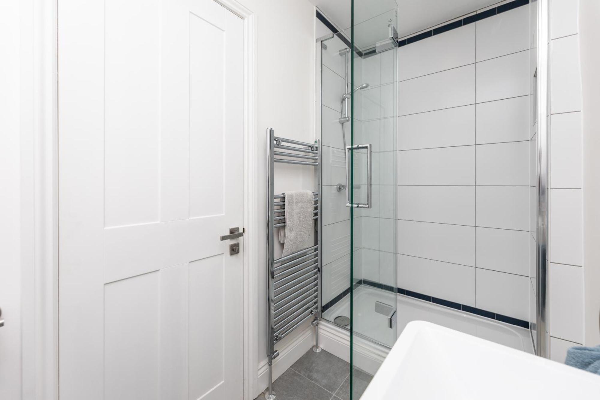 Chic 2-bed Retreat In The Heart Of Oakwood!