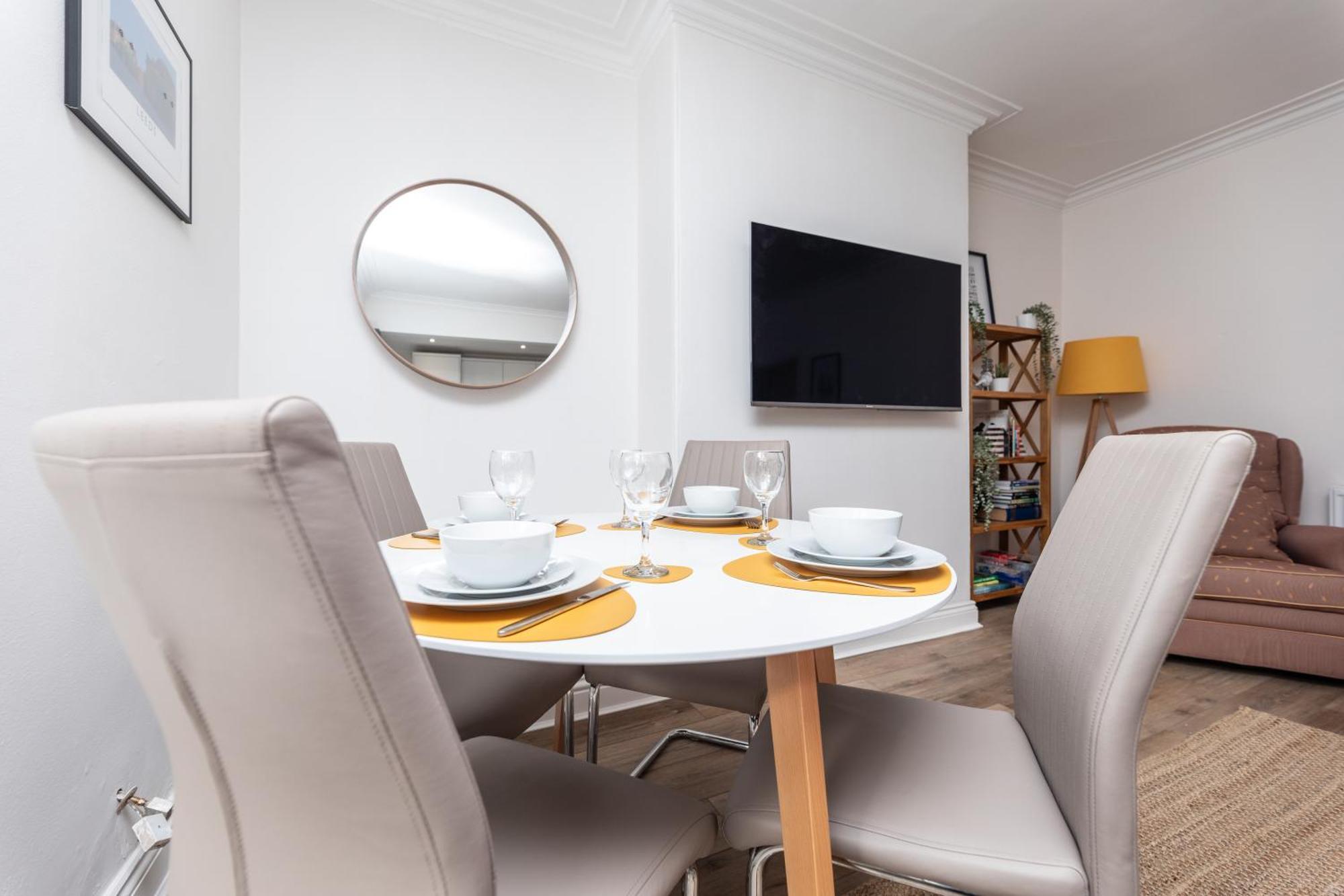 Chic 2-bed Retreat In The Heart Of Oakwood! Apartment