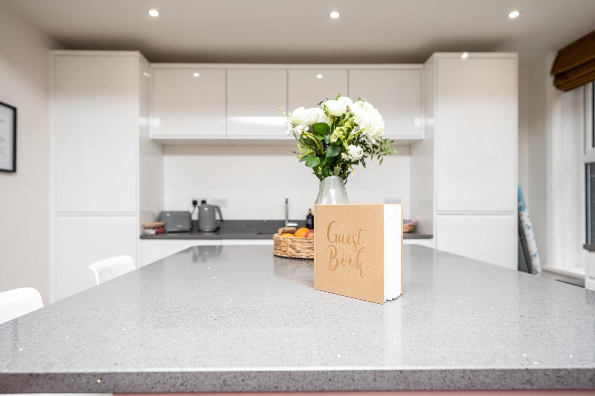 Apartment Chic 2-bed Retreat In The Heart Of Oakwood! *