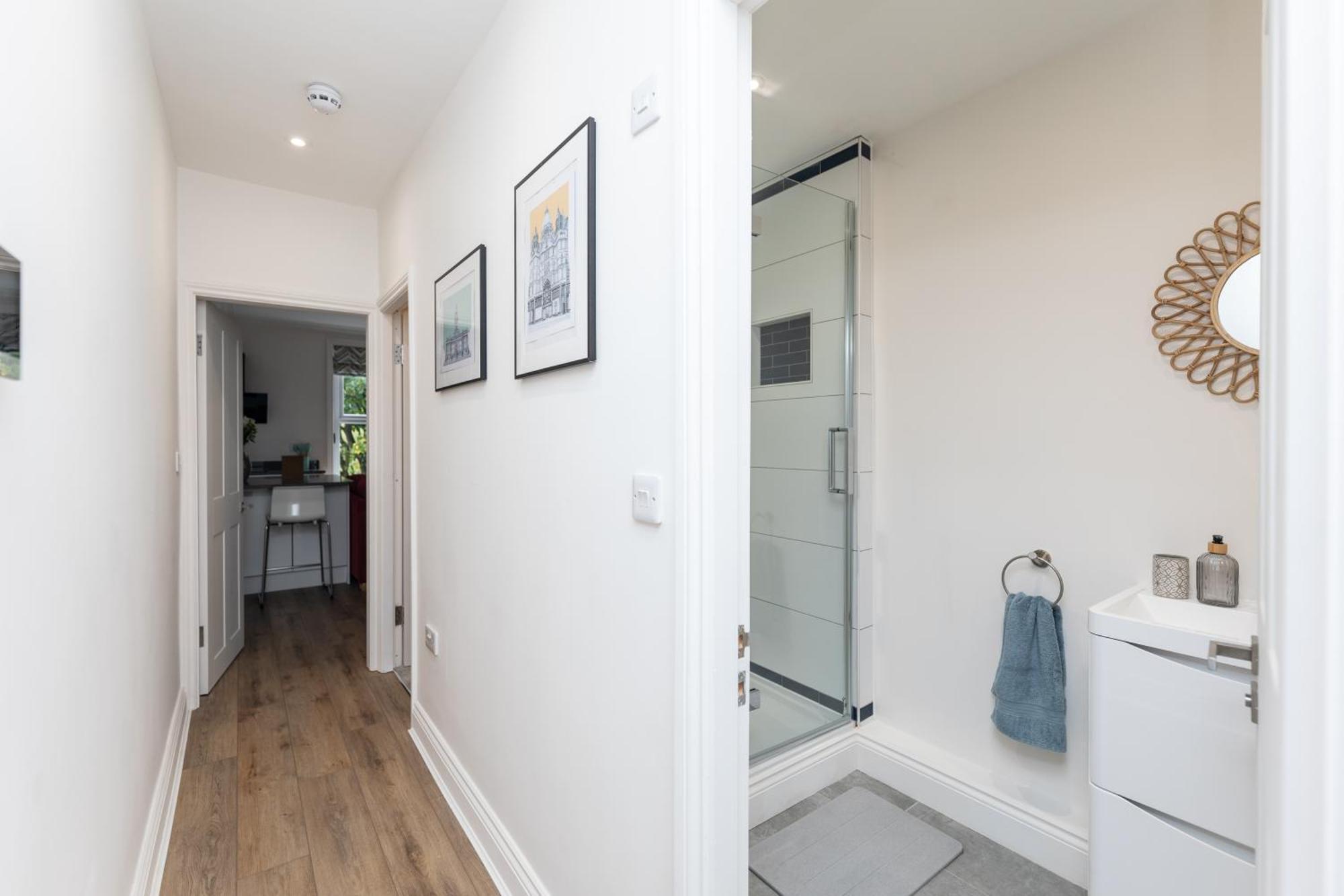 Chic 2-bed Retreat In The Heart Of Oakwood! *