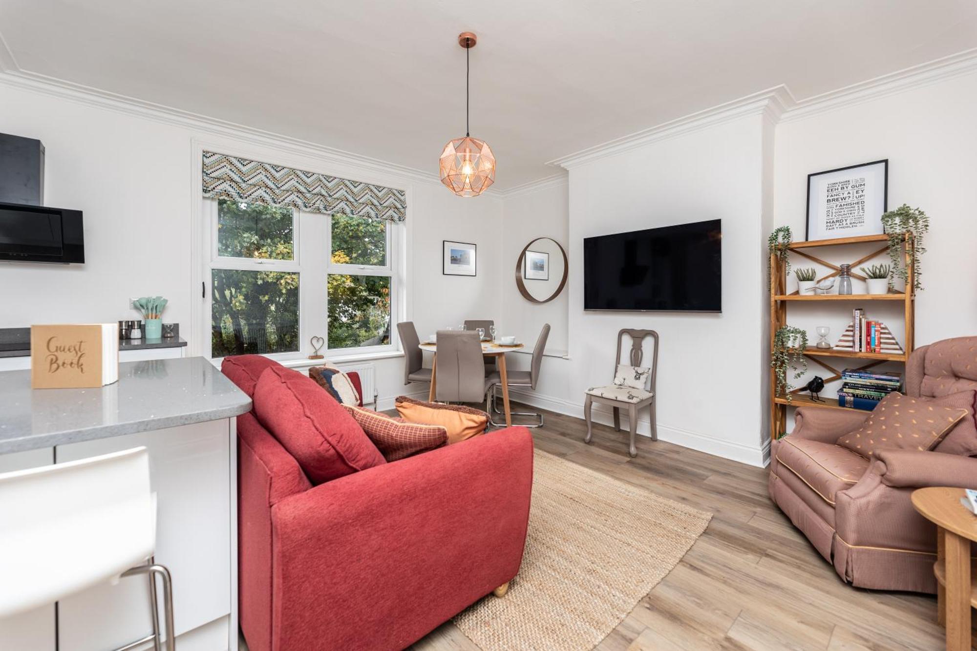 Chic 2-bed Retreat In The Heart Of Oakwood! Apartment
