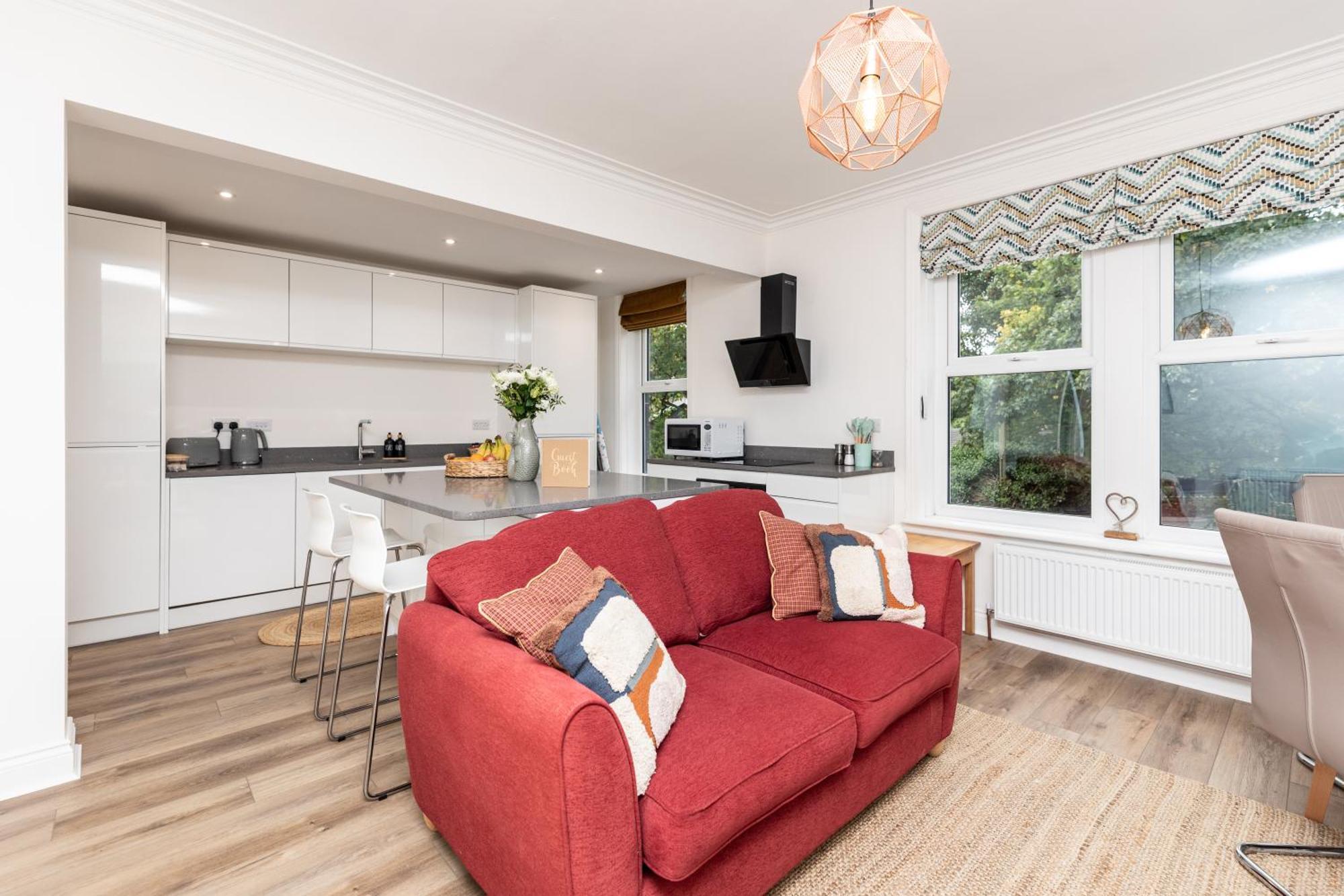 Chic 2-bed Retreat In The Heart Of Oakwood! *