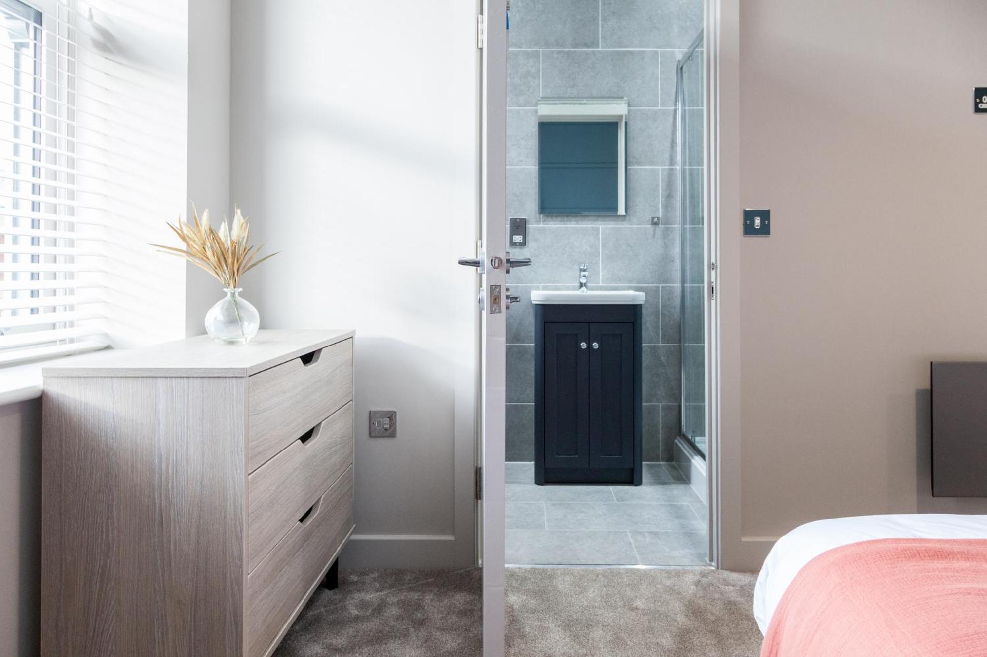 Apartment 2 Bedroom Flat - Long Term Rates- Contractors-professionals-relocation *