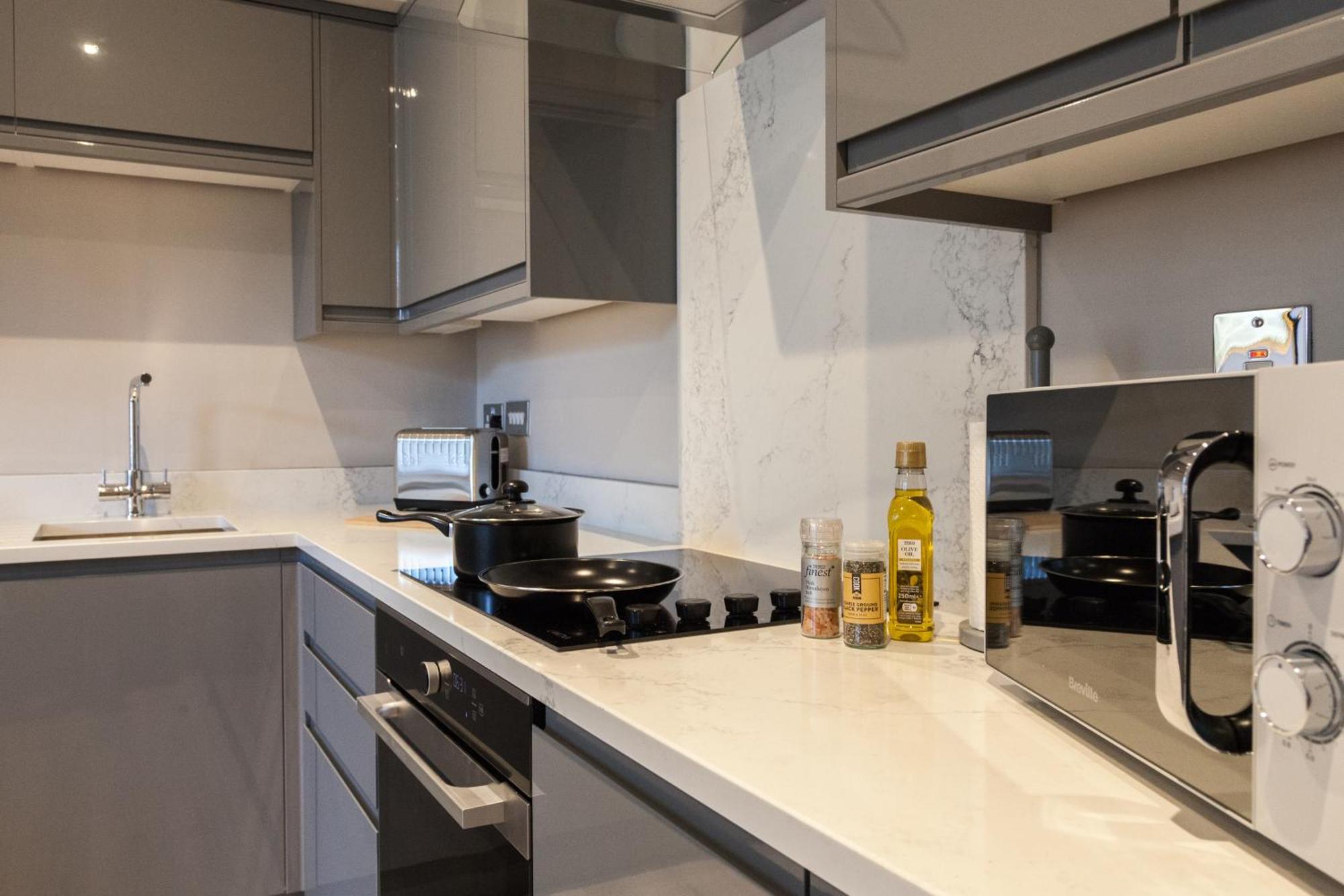 Apartment 2 Bedroom Flat - Long Term Rates- Contractors-professionals-relocation *