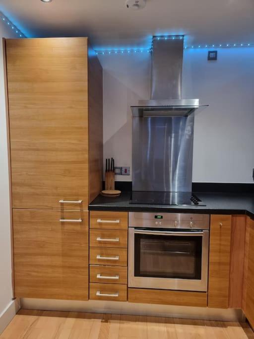 Modern By Leeds Dock Apartment