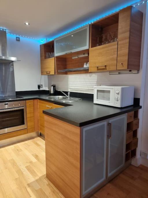 Modern By Leeds Dock Apartment *