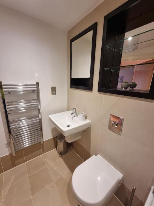 Apartment Modern By Leeds Dock *