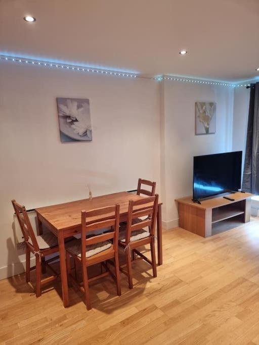 Modern By Leeds Dock Apartment Leeds (West Yorkshire)